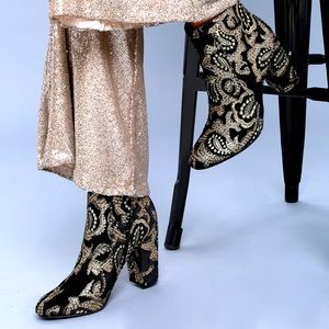 NWT Mia Black/Gold Brocade Embroidered Heel Bootie